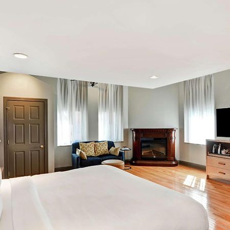 The Cincinnatian Curio Collection By Hilton Luaran gambar