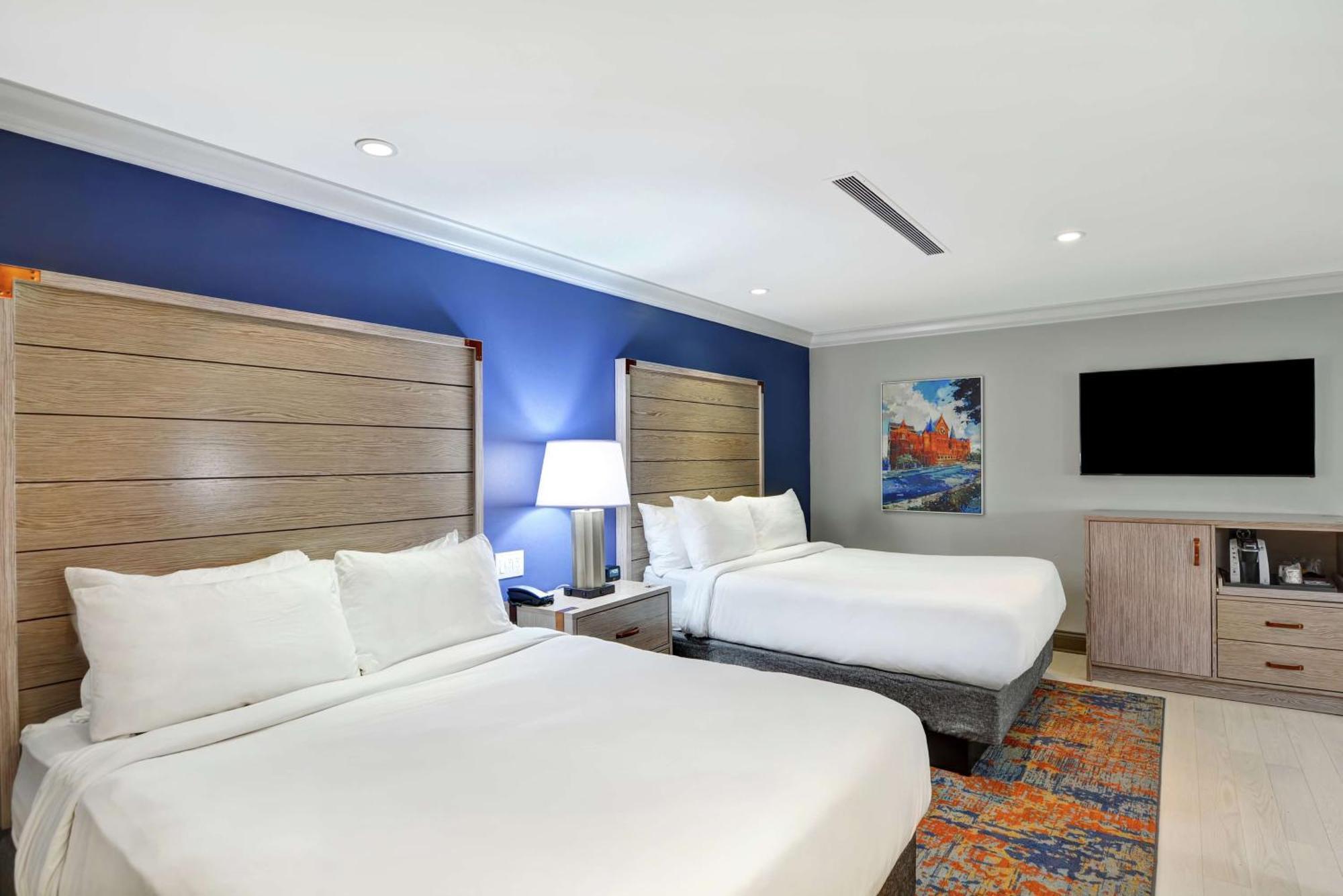 The Cincinnatian Curio Collection By Hilton Luaran gambar