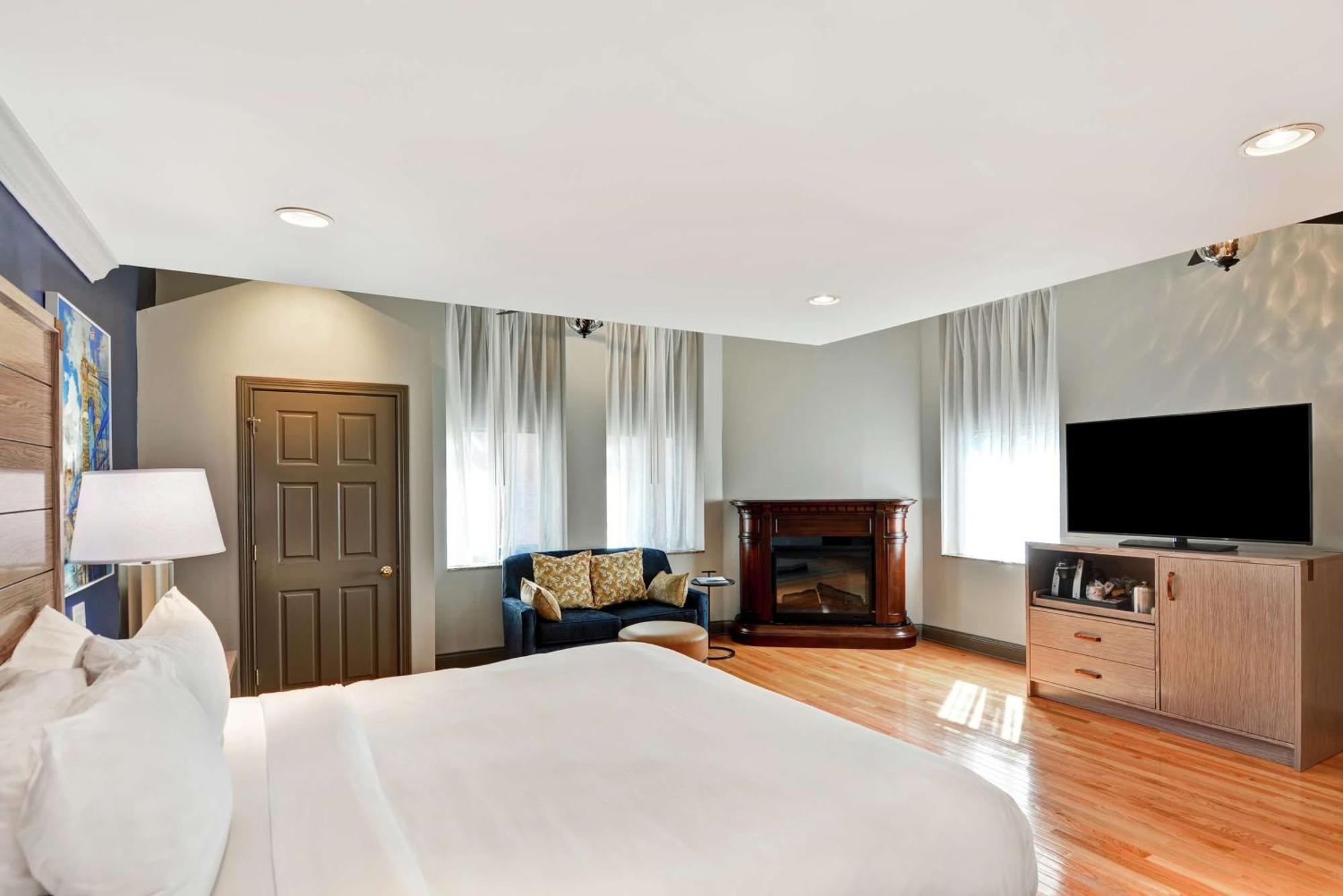 The Cincinnatian Curio Collection By Hilton Luaran gambar
