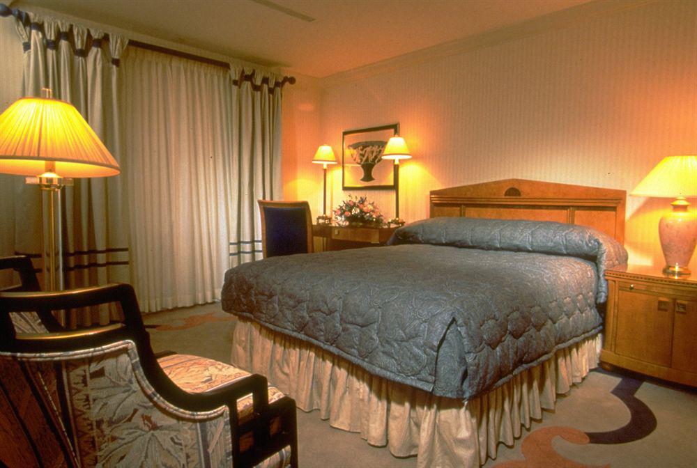The Cincinnatian Curio Collection By Hilton Bilik gambar